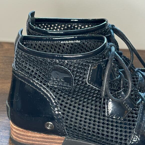 Sorel Major Black Mesh & Patent Lace Up Boots - size 6 - Picture 2 of 8